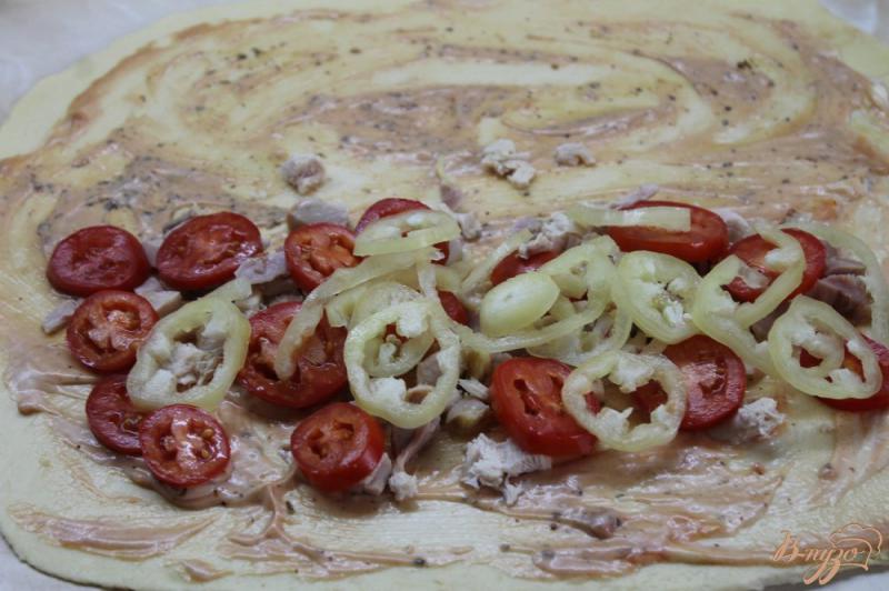 Фото приготовление рецепта: Пицца - рулет с копченой курицей и помидорами шаг №5