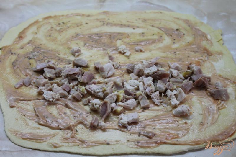 Фото приготовление рецепта: Пицца - рулет с копченой курицей и помидорами шаг №4