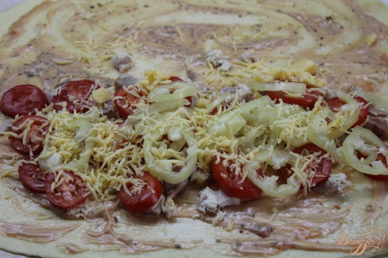 Фото приготовление рецепта: Пицца - рулет с копченой курицей и помидорами шаг №6