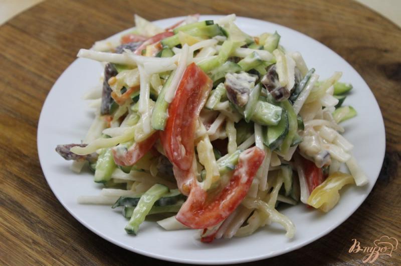 Фото приготовление рецепта: Салат с редькой и свежими овощами шаг №6