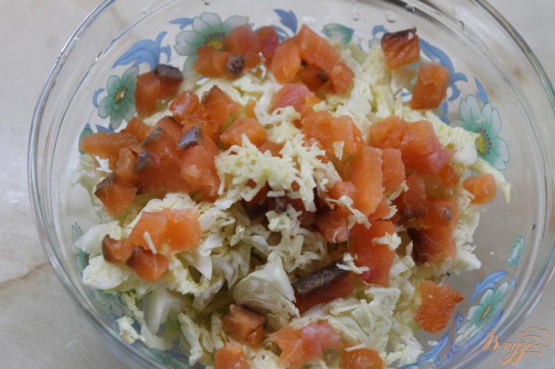 Фото приготовление рецепта: Салат с савойской капустой и слабо соленым лососем шаг №4