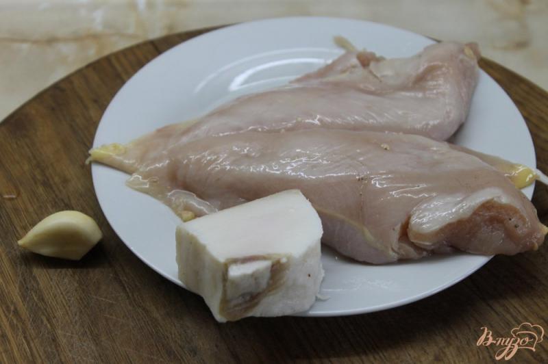 Фото приготовление рецепта: Куриное мясо с салом и соусом приготовленное в фольге шаг №1