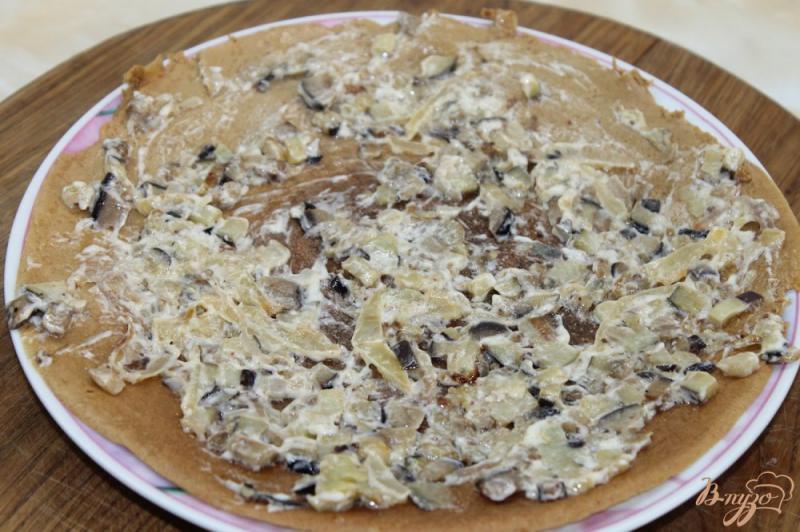 Фото приготовление рецепта: Печеночный торт с начинкой из помидоров и баклажан шаг №9