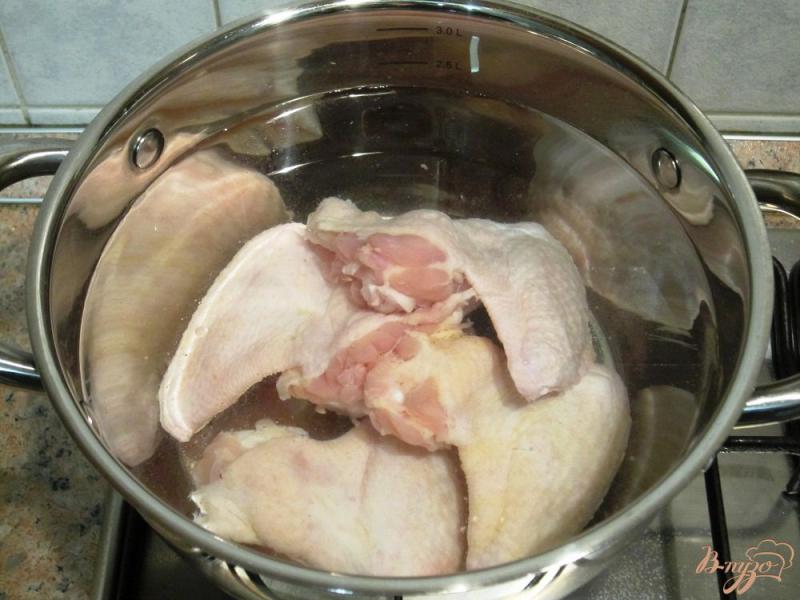Фото приготовление рецепта: Суп из куриных крылышек со спагетти шаг №2