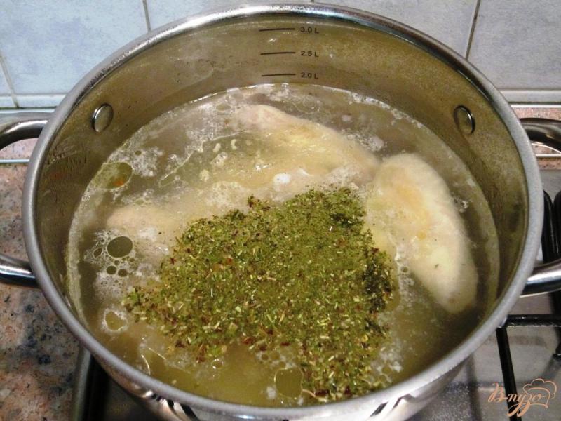 Фото приготовление рецепта: Суп из куриных крылышек со спагетти шаг №4