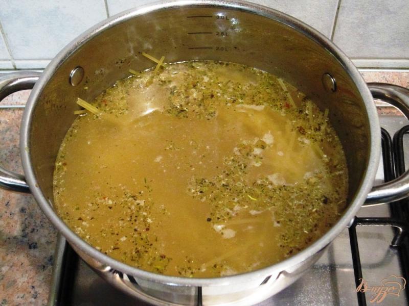 Фото приготовление рецепта: Суп из куриных крылышек со спагетти шаг №5
