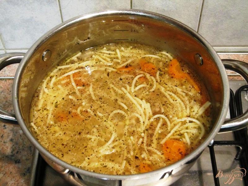 Фото приготовление рецепта: Суп из куриных крылышек со спагетти шаг №7