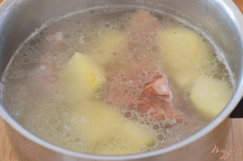 Фото приготовление рецепта: Ароматный картофель с ребрышками шаг №5