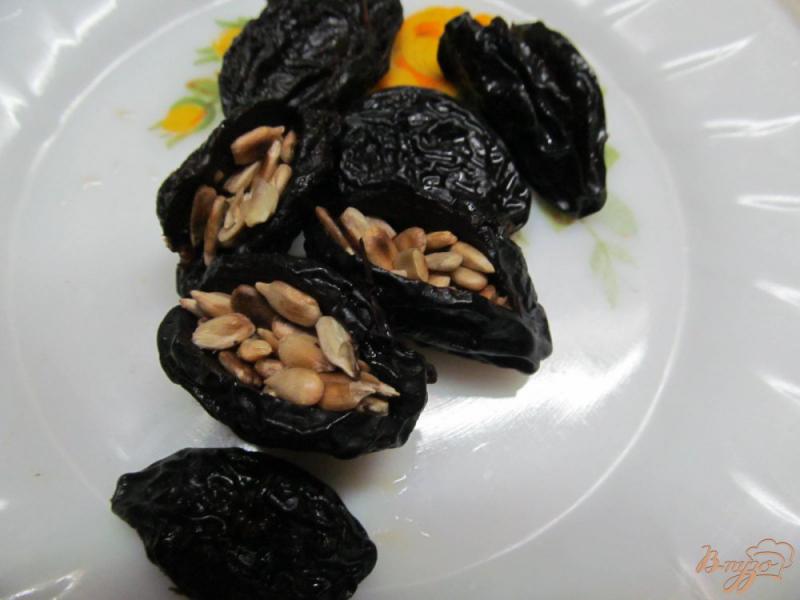 Фото приготовление рецепта: Десерт из чернослива со сметаной шаг №2