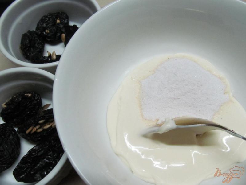 Фото приготовление рецепта: Десерт из чернослива со сметаной шаг №3