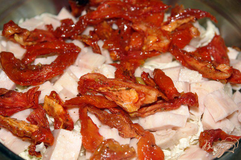Фото приготовление рецепта: Салат с курицей и вялеными помидорами шаг №5