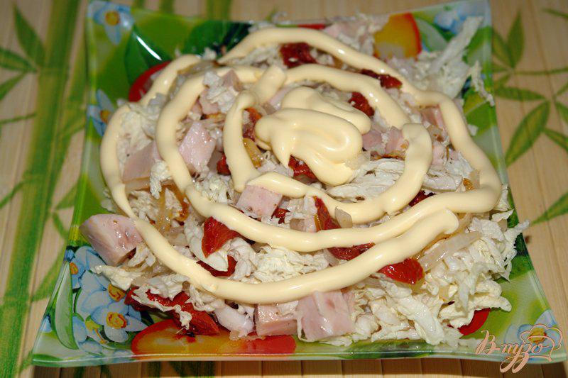 Фото приготовление рецепта: Салат с курицей и вялеными помидорами шаг №7