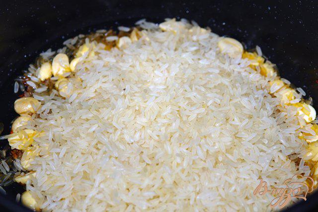 Фото приготовление рецепта: Рис с нутом и арахисом шаг №4