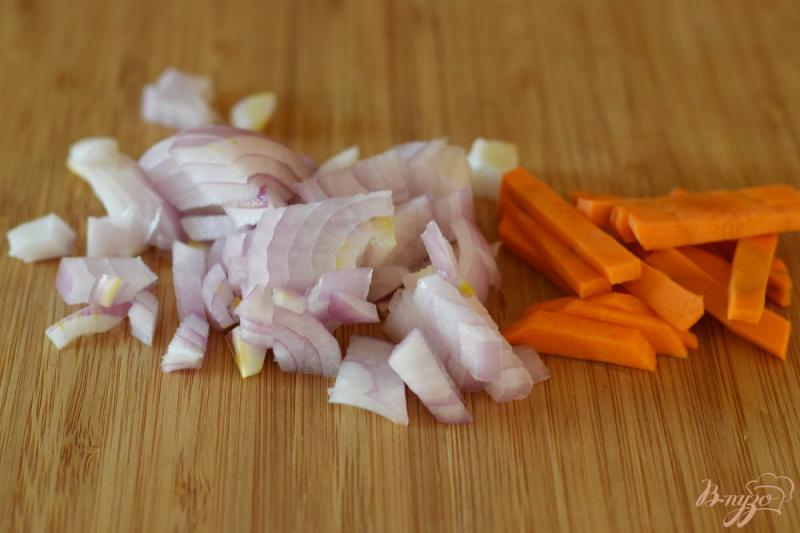 Фото приготовление рецепта: Свинина тушеная с кислой капустой и картофелем шаг №2