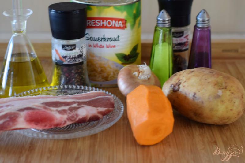 Фото приготовление рецепта: Свинина тушеная с кислой капустой и картофелем шаг №1