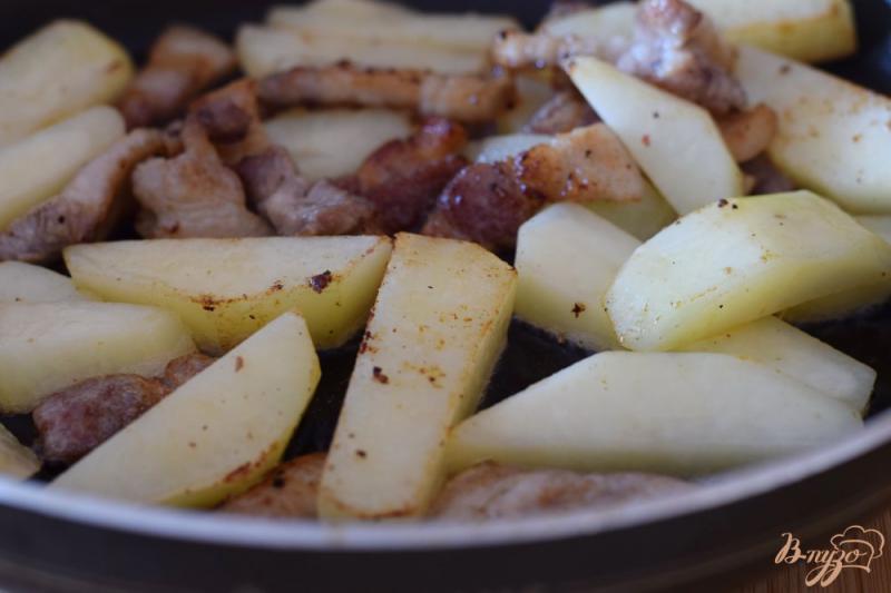 Фото приготовление рецепта: Свинина тушеная с кислой капустой и картофелем шаг №8