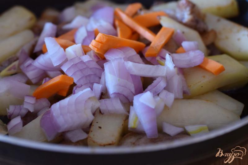 Фото приготовление рецепта: Свинина тушеная с кислой капустой и картофелем шаг №9