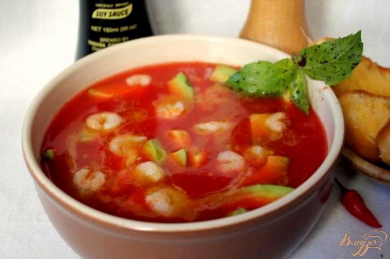 Фото приготовление рецепта: Острый томатный суп с  креветками и авокадо шаг №10
