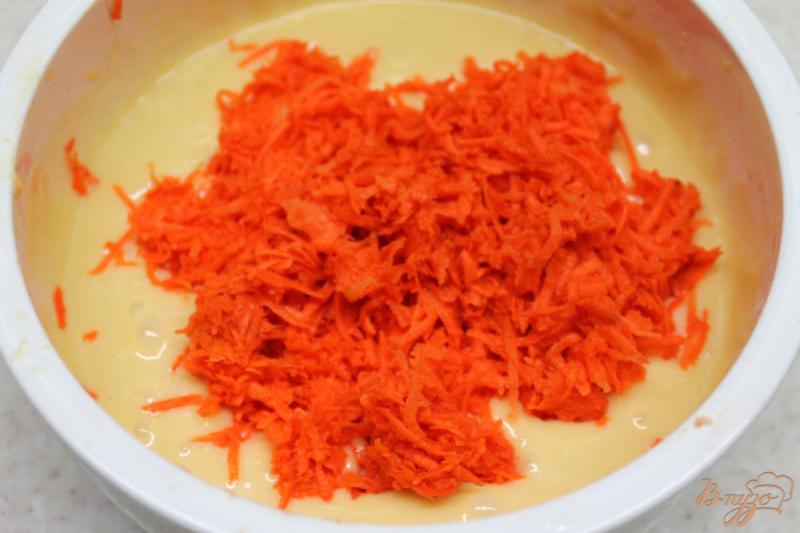 Фото приготовление рецепта: Морковный пирог с яблоками шаг №4
