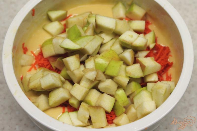 Фото приготовление рецепта: Морковный пирог с яблоками шаг №5