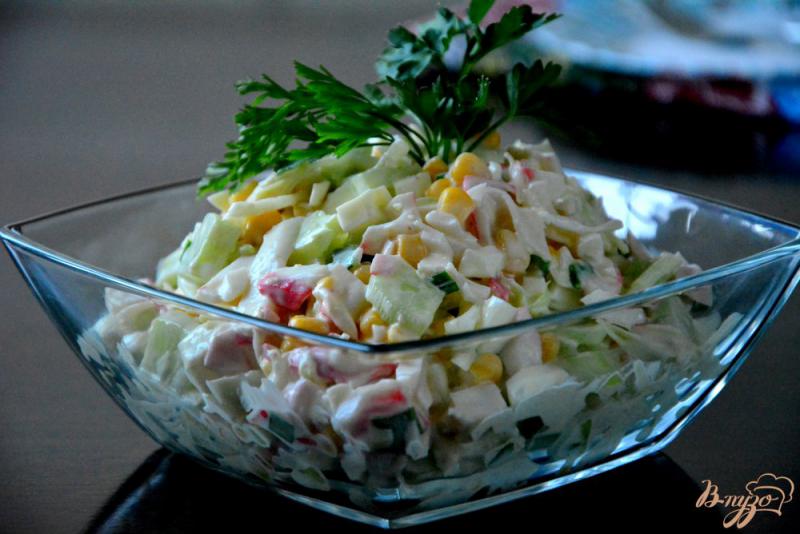 Фото приготовление рецепта: Салат с капустой, огурцом и кукурузой шаг №5