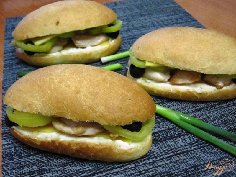 Фото приготовление рецепта: Сэндвичи с курицей и перцем шаг №9