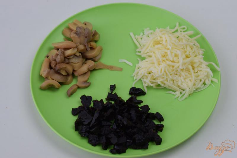 Фото приготовление рецепта: Салат с куриной грудкой и черносливом. шаг №2