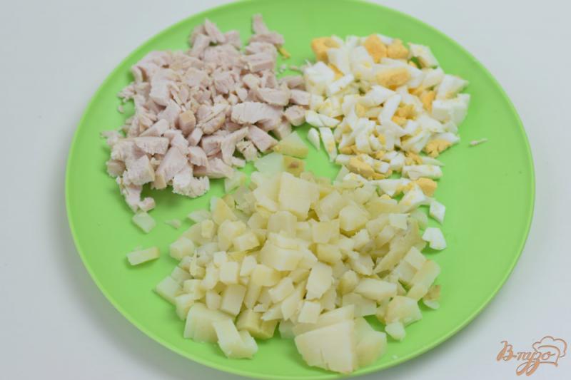 Фото приготовление рецепта: Салат с куриной грудкой и черносливом. шаг №3