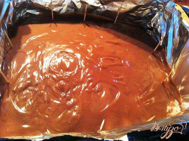 Фото приготовление рецепта: Шоколадный бисквит с пудингом шаг №10