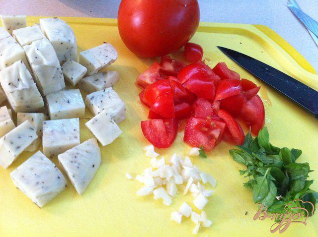 Фото приготовление рецепта: Куриное филе с моцареллой и помидорами шаг №5
