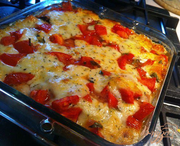 Фото приготовление рецепта: Куриное филе с моцареллой и помидорами шаг №9