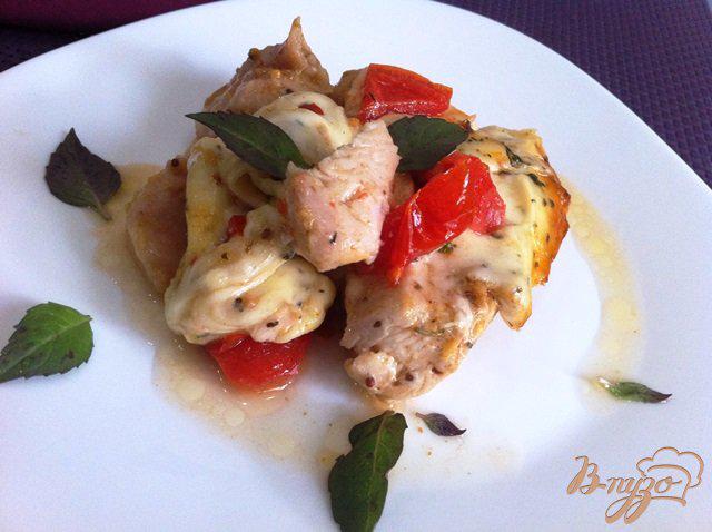 Фото приготовление рецепта: Куриное филе с моцареллой и помидорами шаг №10