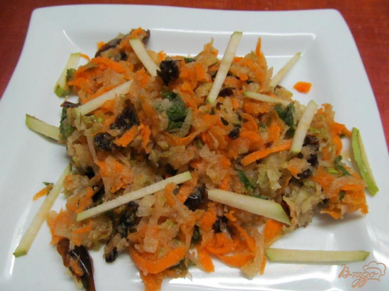 Фото приготовление рецепта: Салат из моркови с финиками шаг №5