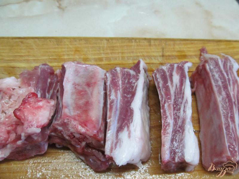 Фото приготовление рецепта: Свиные ребра в маринаде из черной смородины шаг №1
