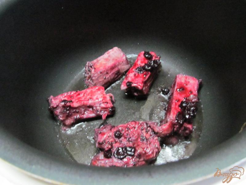 Фото приготовление рецепта: Свиные ребра в маринаде из черной смородины шаг №4