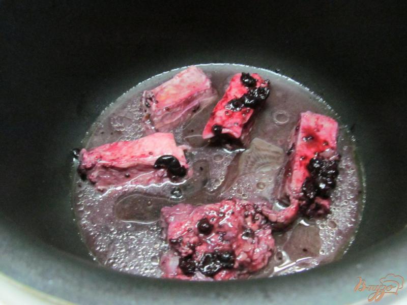 Фото приготовление рецепта: Свиные ребра в маринаде из черной смородины шаг №6