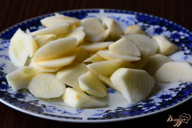 Фото приготовление рецепта: Яблочно-ореховый шарлот шаг №4