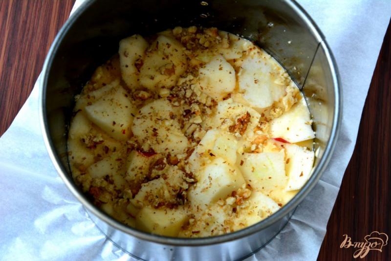 Фото приготовление рецепта: Яблочно-ореховый шарлот шаг №5