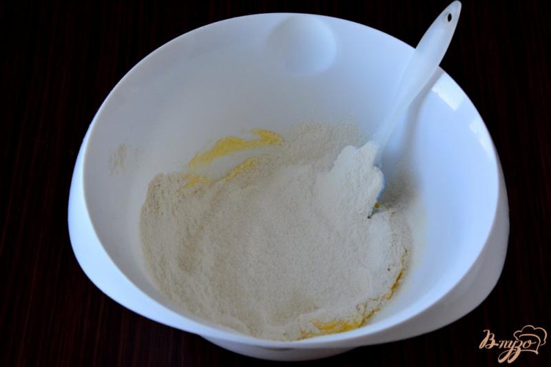 Фото приготовление рецепта: Песочный пирог с шоколадной глазурью шаг №2