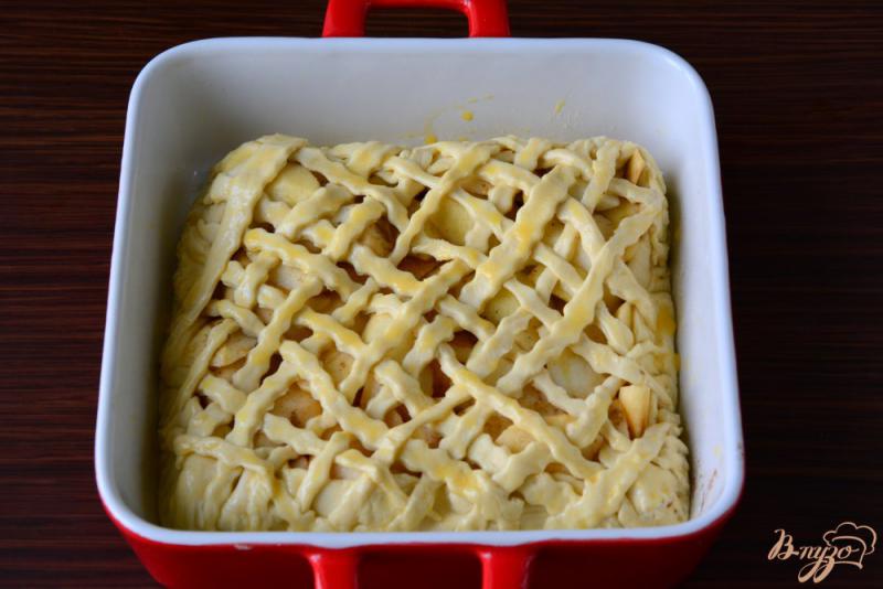 Фото приготовление рецепта: Слоеный пирог с яблоками и корицей шаг №3
