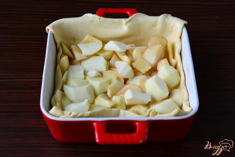 Фото приготовление рецепта: Слоеный пирог с яблоками и корицей шаг №2