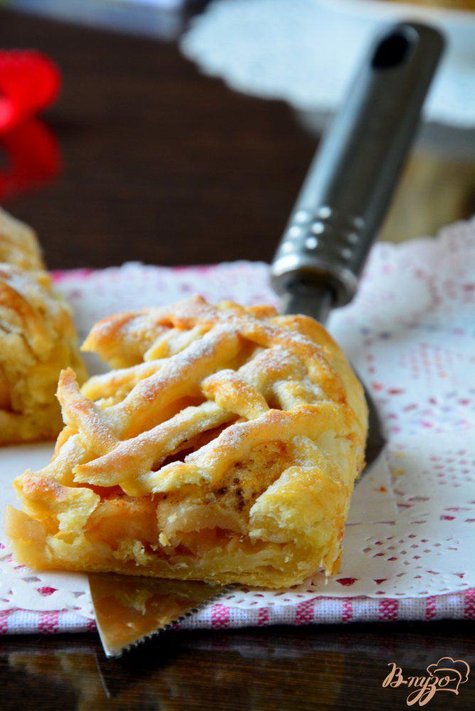 Фото приготовление рецепта: Слоеный пирог с яблоками и корицей шаг №5