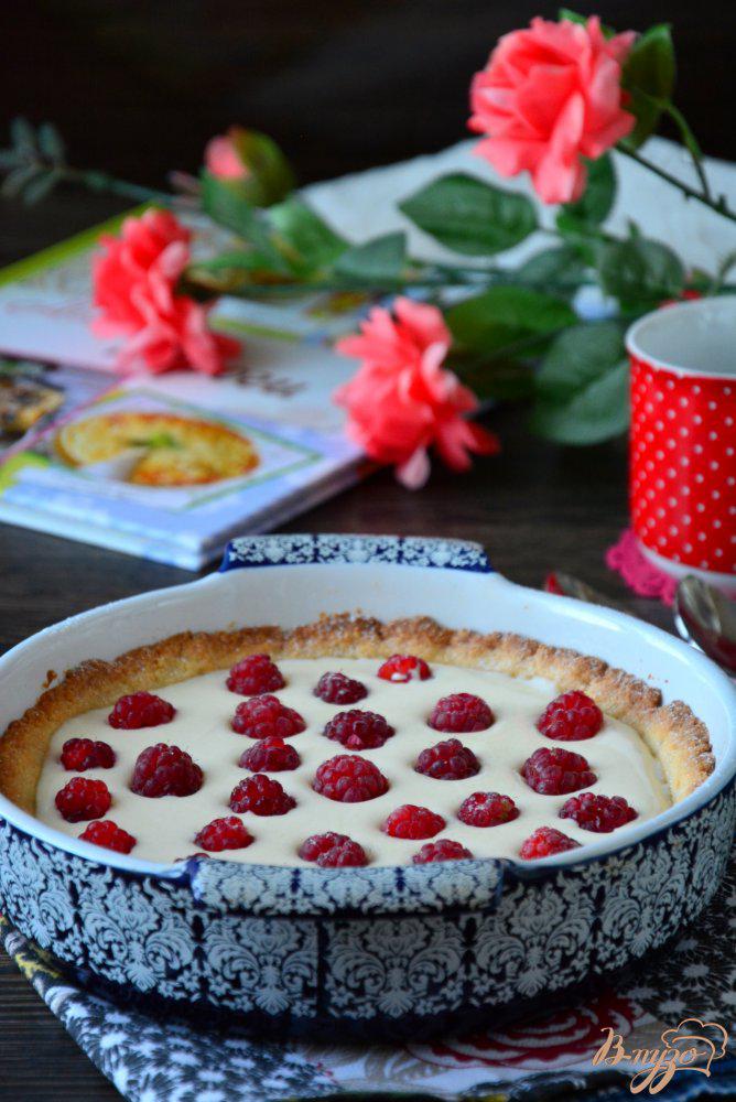 Фото приготовление рецепта: Песочный пирог со свежей малиной шаг №7