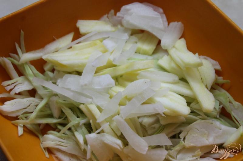 Фото приготовление рецепта: Салат с капусты и яблок с колбасой шаг №3