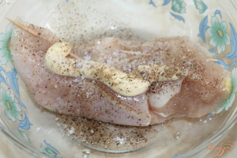 Фото приготовление рецепта: Куриное филе с сыром и сладким соусом шаг №4