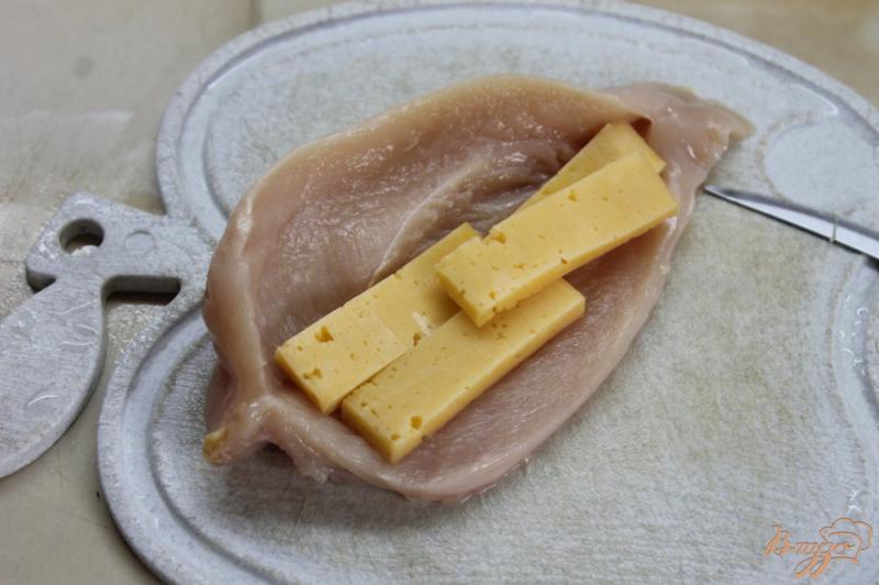 Фото приготовление рецепта: Куриное филе с сыром и сладким соусом шаг №2