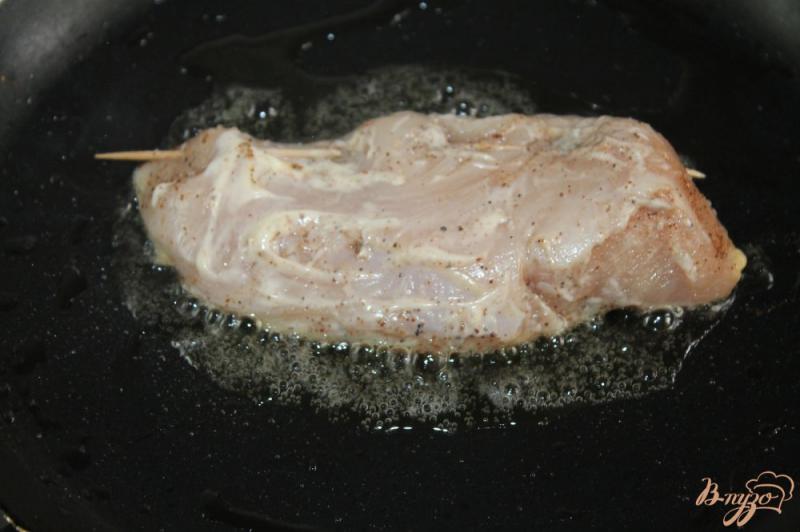 Фото приготовление рецепта: Куриное филе с сыром и сладким соусом шаг №5