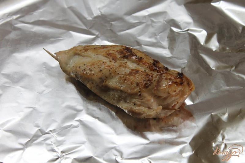 Фото приготовление рецепта: Куриное филе с сыром и сладким соусом шаг №6