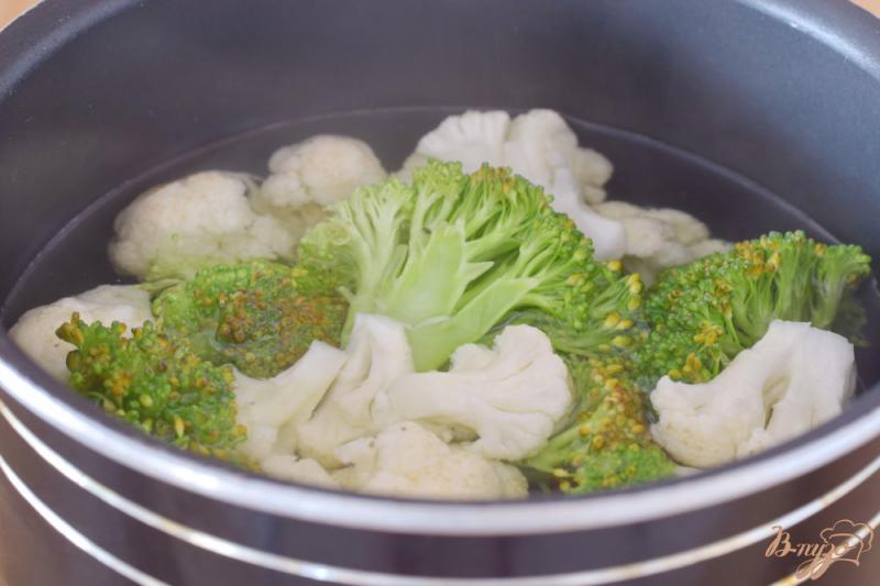 Фото приготовление рецепта: Цветная капуста и брокколи под острым соусом из перцев шаг №3