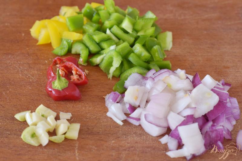 Фото приготовление рецепта: Цветная капуста и брокколи под острым соусом из перцев шаг №4
